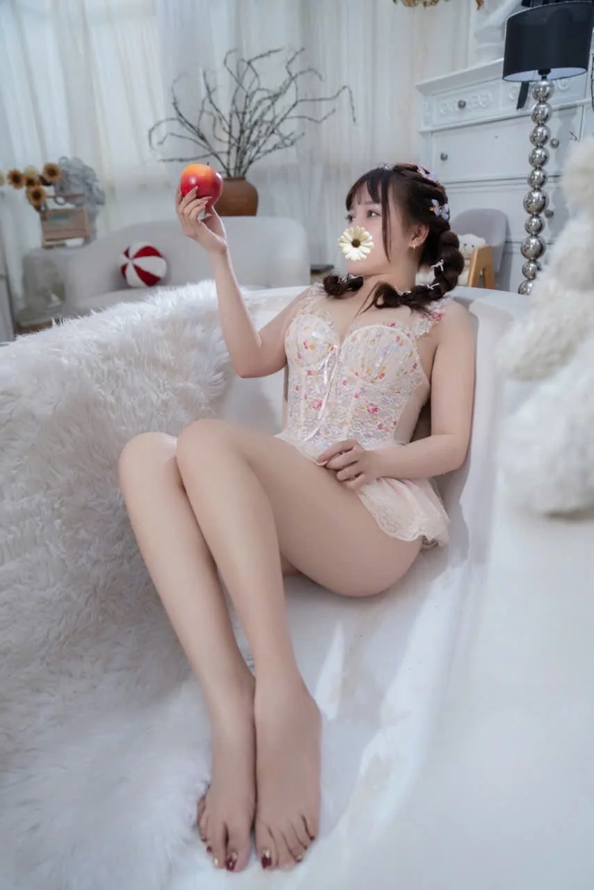 BÉ QUỲNH- EM GÁI NHÍ NHẢNH HỔN NHIÊN ĐÁNG YÊU
