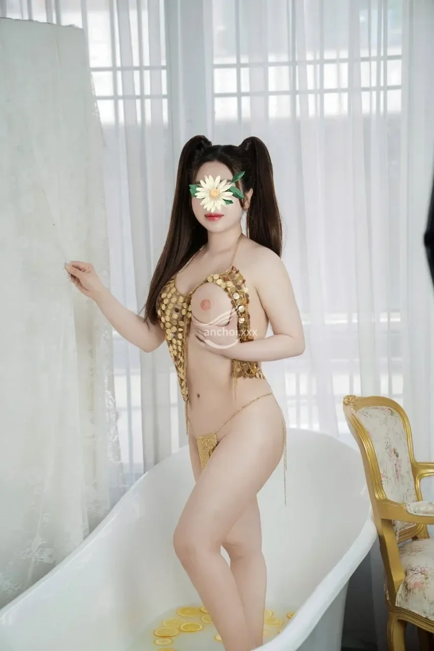 THẢO JENNY EM GÁI XINH XẮN NÕN NÀ CHIỀU KHÁCH