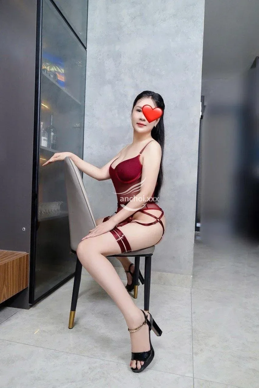 THANH TUYỀN XINH XẮN CHÂN DÀI BÚ LIẾM CU CHƠI KIỂU DÂM RẤT CHIỀU KHÁCH