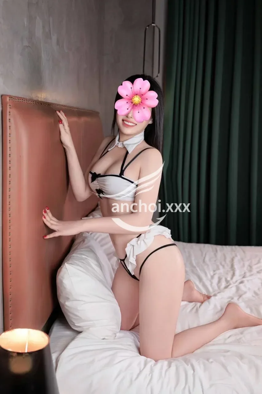 Khánh Ngân - Dễ Thương , Boydy Bốc Lửa , Ngoan Chiều Khách