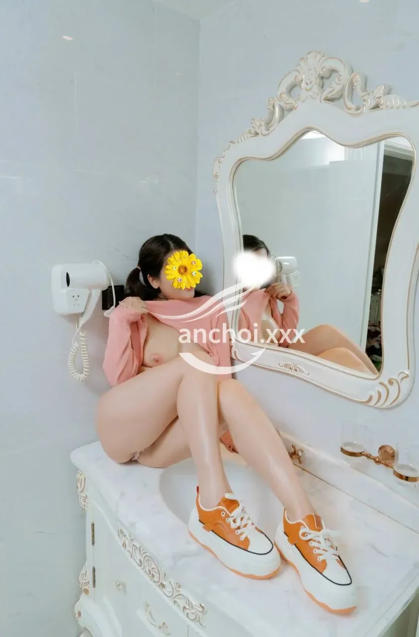 QUỲNH ANH EM GÁI XINH, DÁNG ĐẸP,BÍM ƯỚT ÁT,HÀNG THẬT