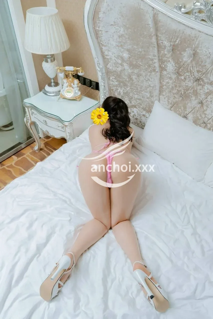 QUỲNH ANH EM GÁI XINH, DÁNG ĐẸP,BÍM ƯỚT ÁT,HÀNG THẬT