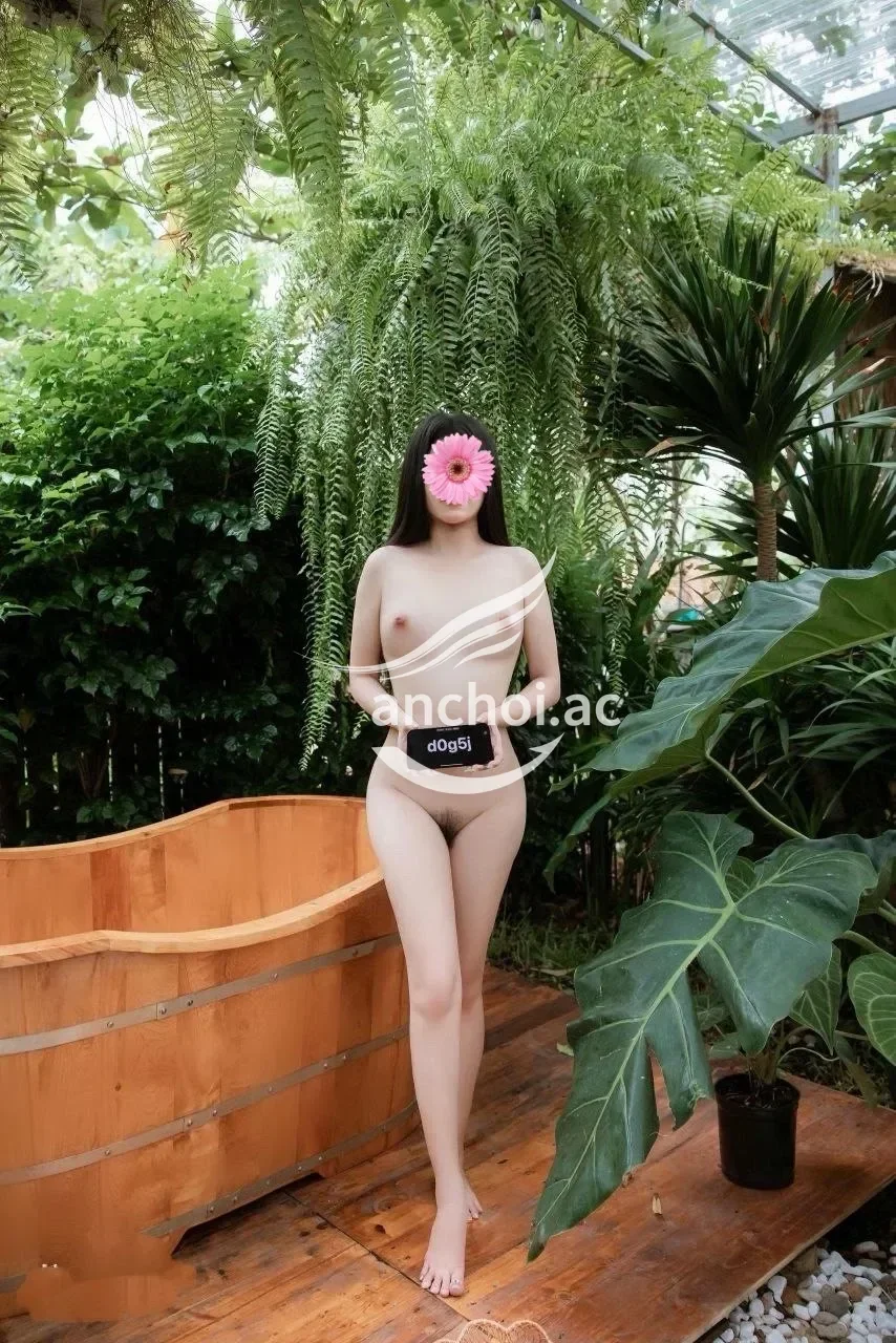 NEW BÉ TRINH DÁNG CAO DA TRẮNG,NGOAN HIỀN CHIỀU KHÁCH