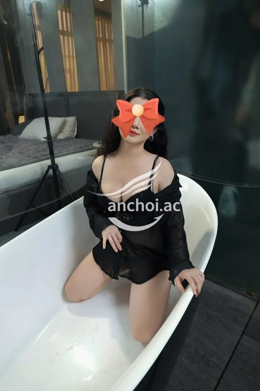 Gia Linh _(Cô nàng dâm đãng dịch vụ bảo phê có các gói massge trị liệu body)